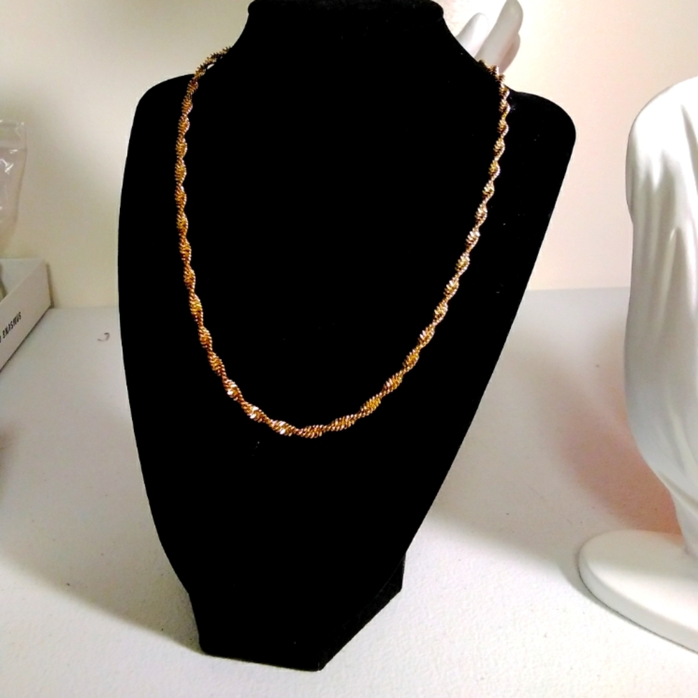 Gold toned twisted chain necklace adjustable
